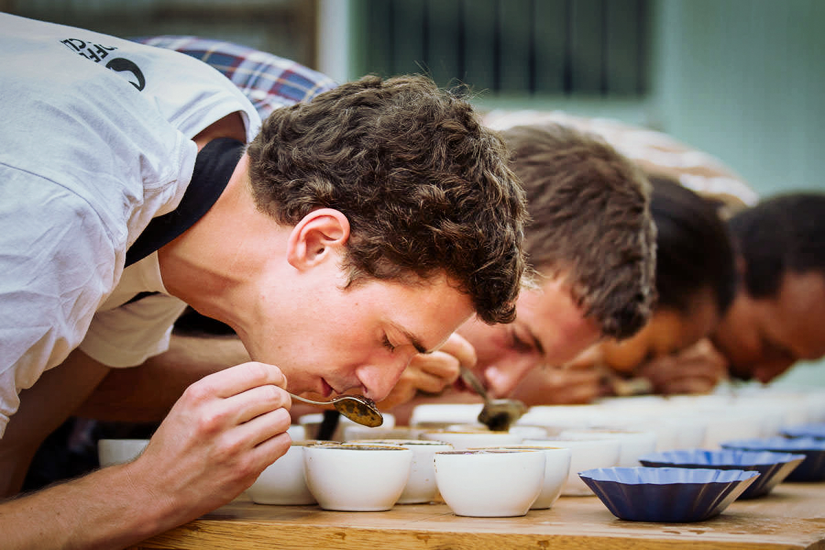 Coffee cupping gedaan door de Specialty Coffee Association (SCA)