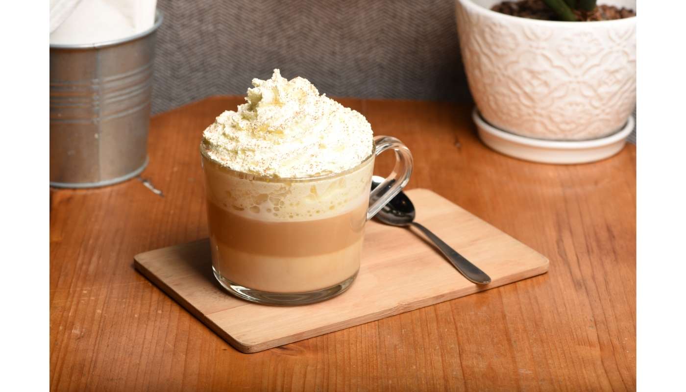 latte macciato met slagroomsiroop, slagroom en karameldrizzle